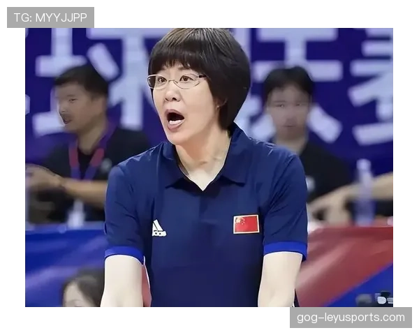 朋友刚传来郎平机场照，赛场铁娘子没变，行李箱里那点奢侈把我打击得不轻