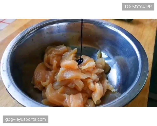 肖若腾喝蛋白粉像喝水,冰箱里塞满鸡胸肉,结果聚餐时盯着别人碗里的红烧肉咽口水 肖若腾喝蛋白粉像喝水,冰箱里塞满鸡胸肉,结果聚餐时盯着别人碗里的红烧肉咽口水